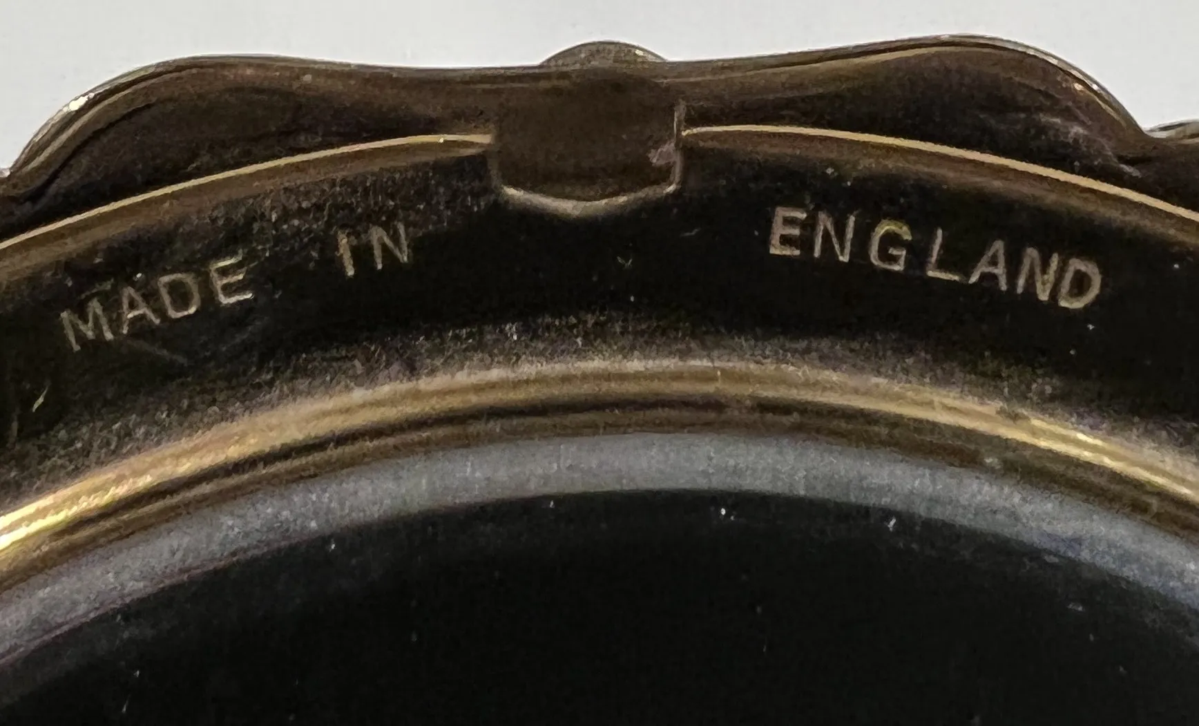 古董 Stratton England 腮紅盒，帶金色細節