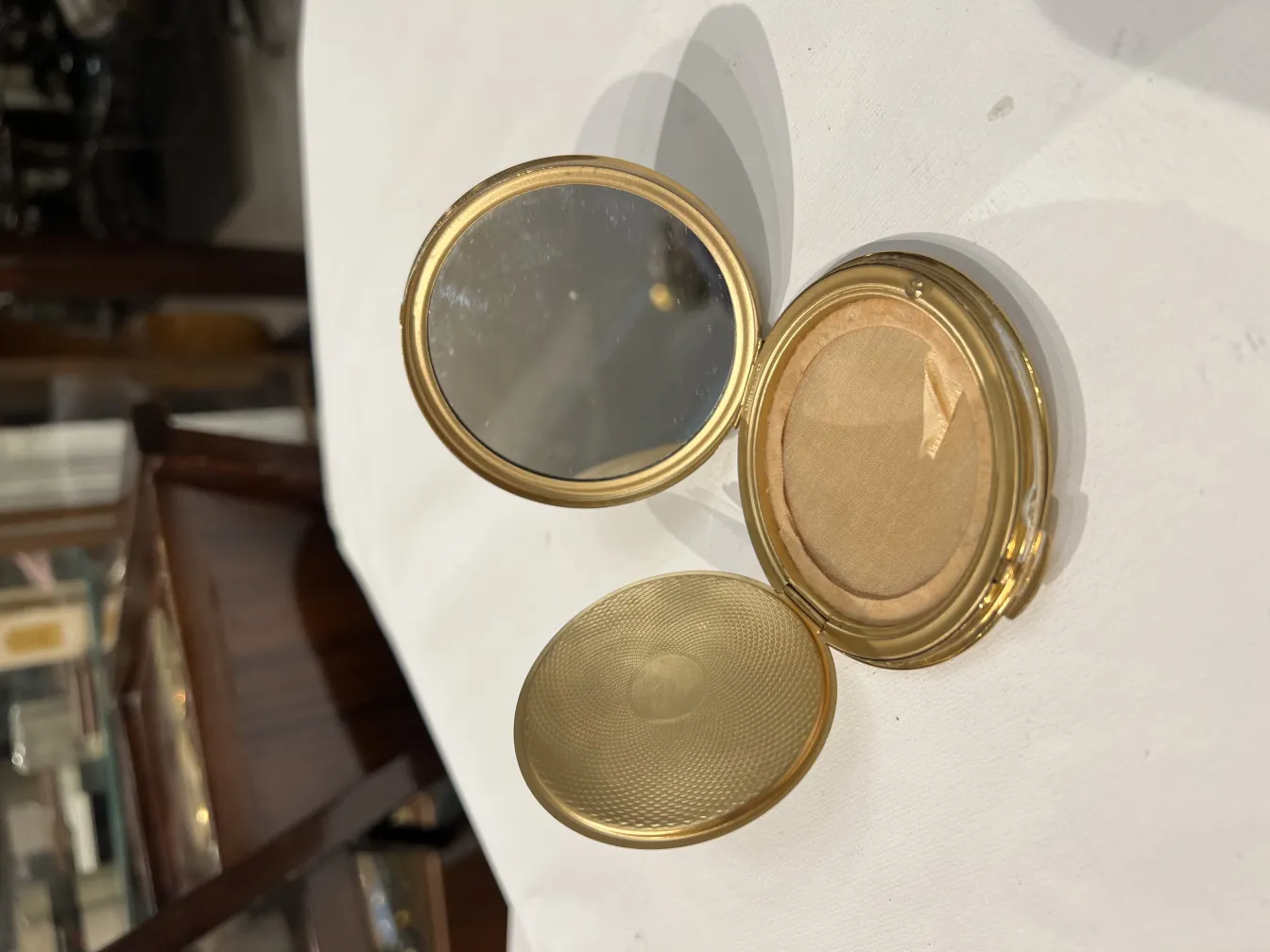 Antigua polvera con espejo, polvo y detalles dorados