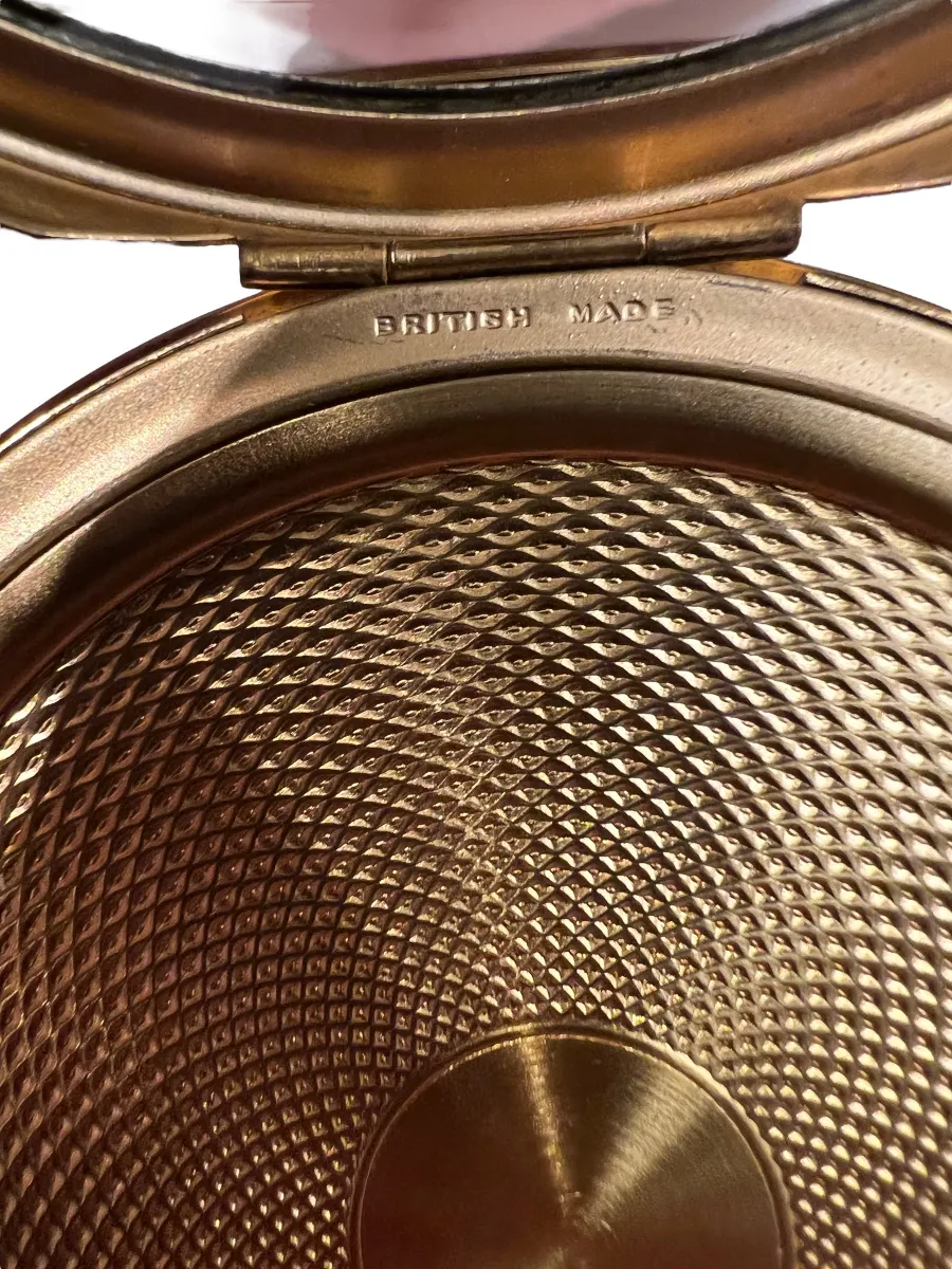 浮彫りデザインとラベル付きの古いコンパクト