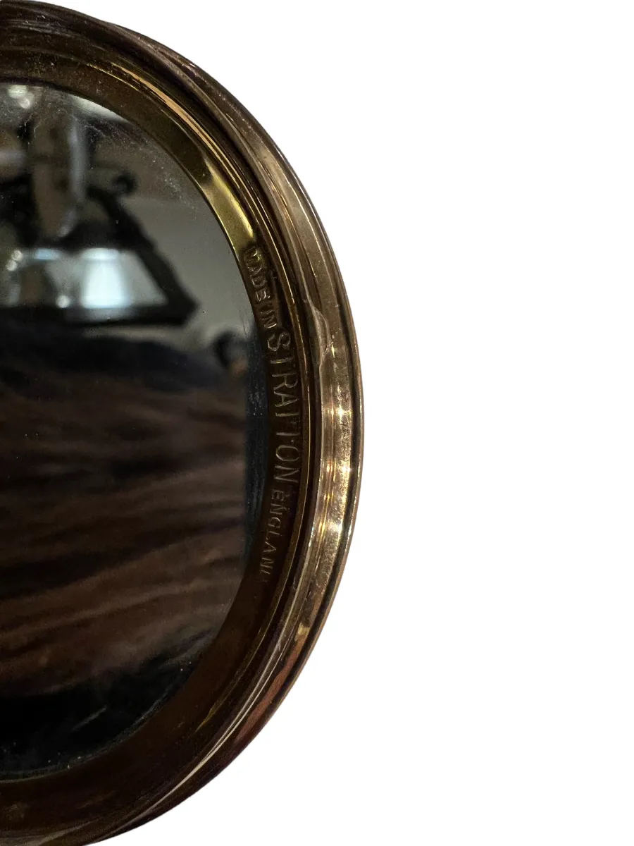 Polvera antiga com espelho, detalhe visível e elegante