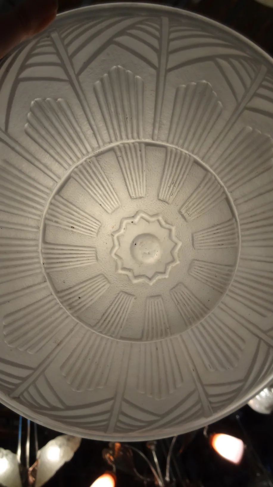 antike Deckenleuchte mit dekorativem Design