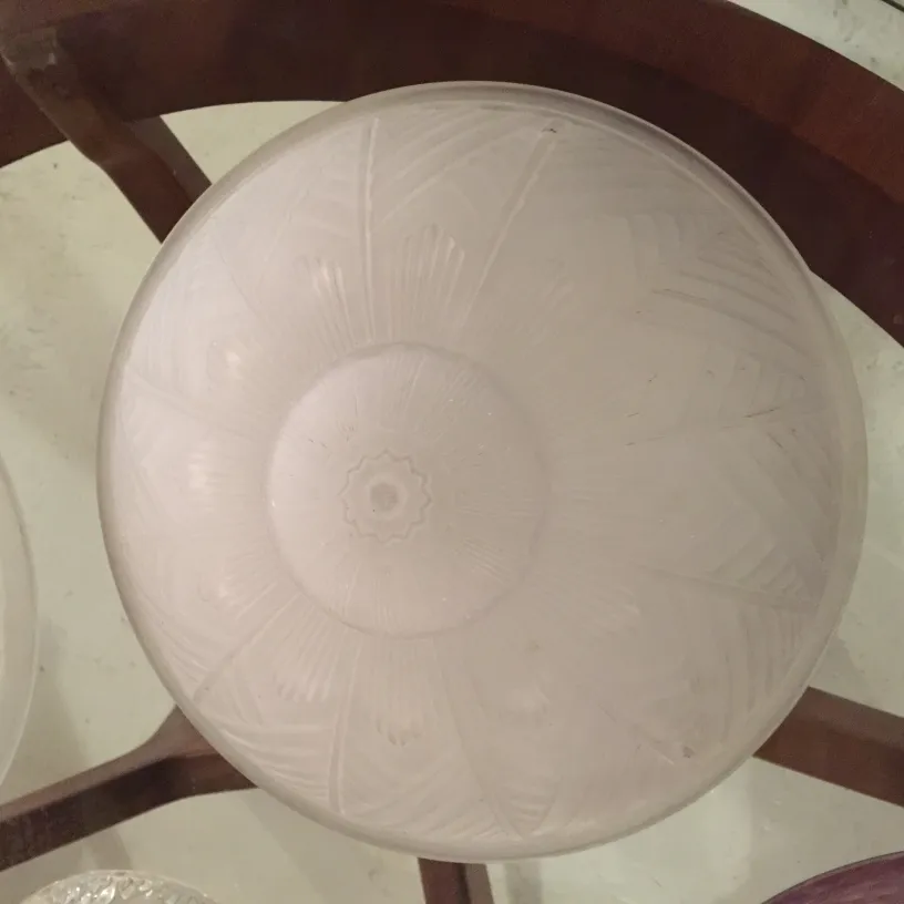 plafonnier ancien avec un design décoratif clair