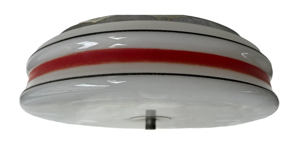 赤と黒の詳細がある丸い古いシーリングライト