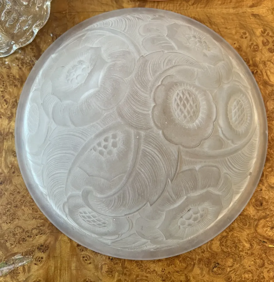 plafonnier ancien décoré de fleurs en relief, ambiance chaleureuse