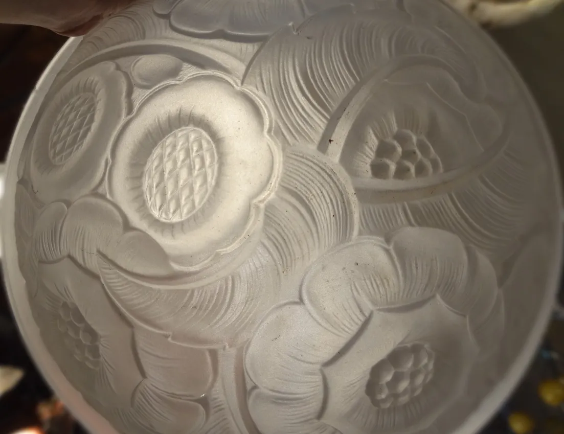 plafon antiguo con tallados de flores en relieve