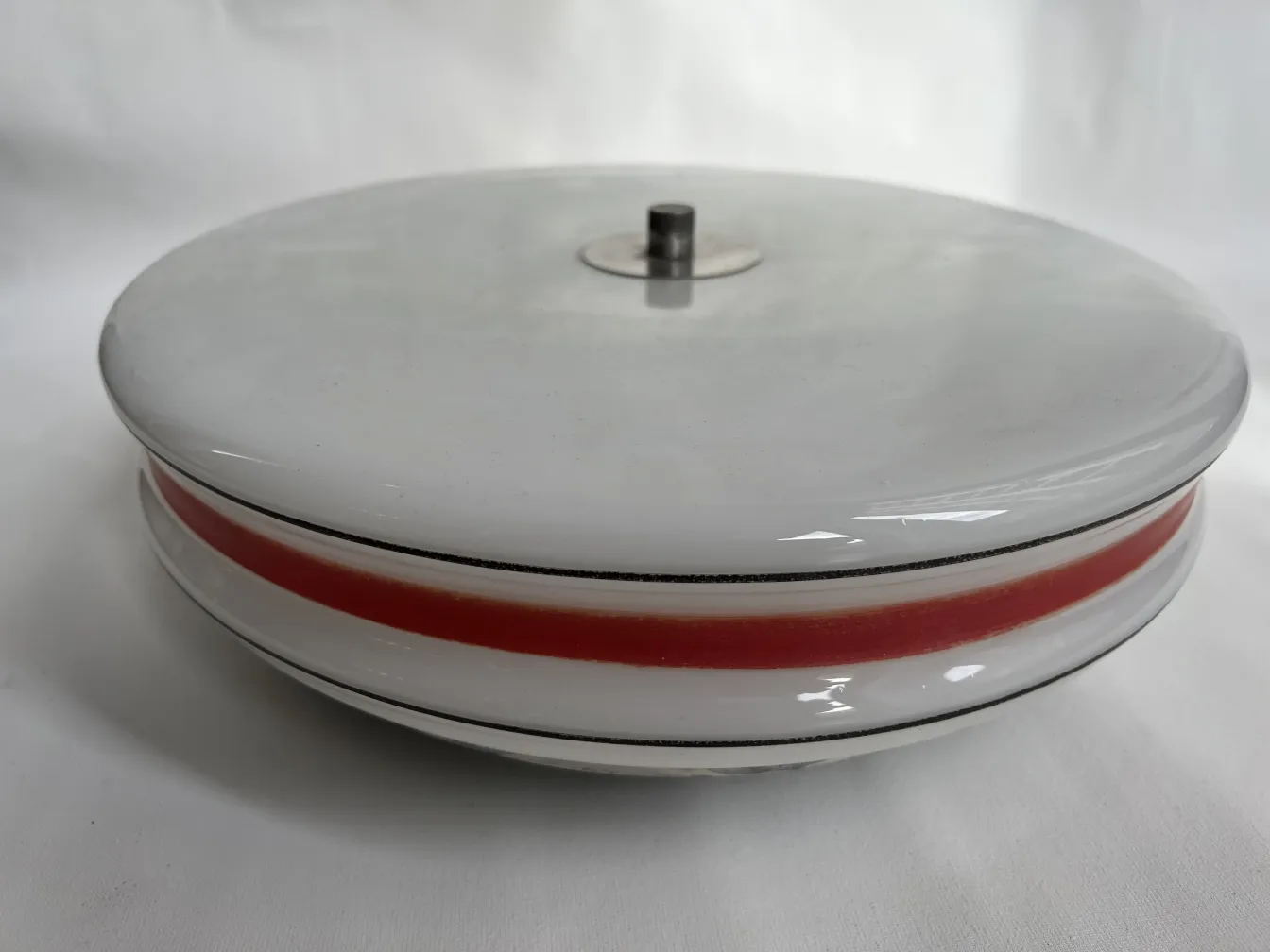 plafonnier ancien rond avec détails rouges et base en métal sur fond blanc