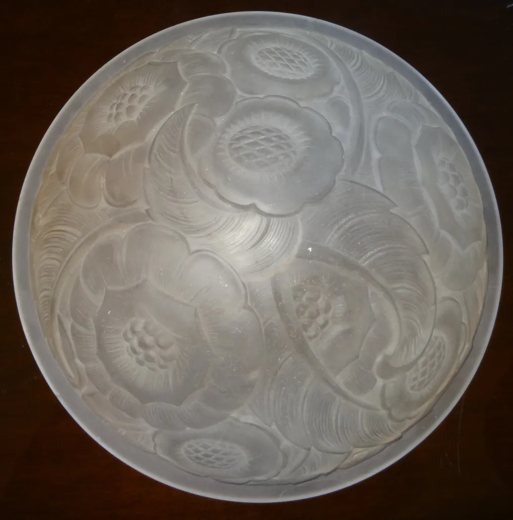 antike Deckenleuchte mit eingravierten Blumenmotiven, klassisches Ambiente.