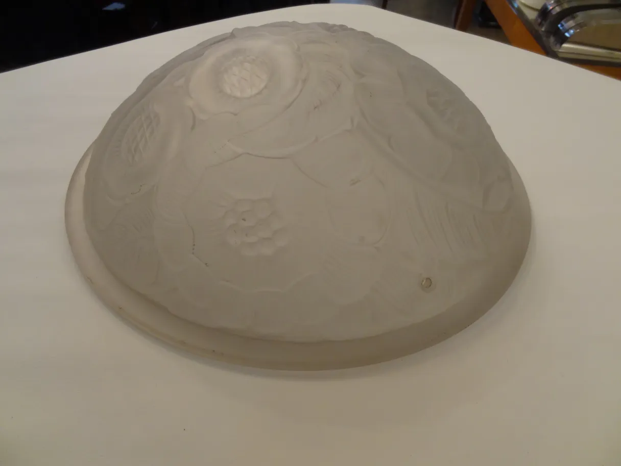 plafonnier ancien avec une surface décorée, style floral