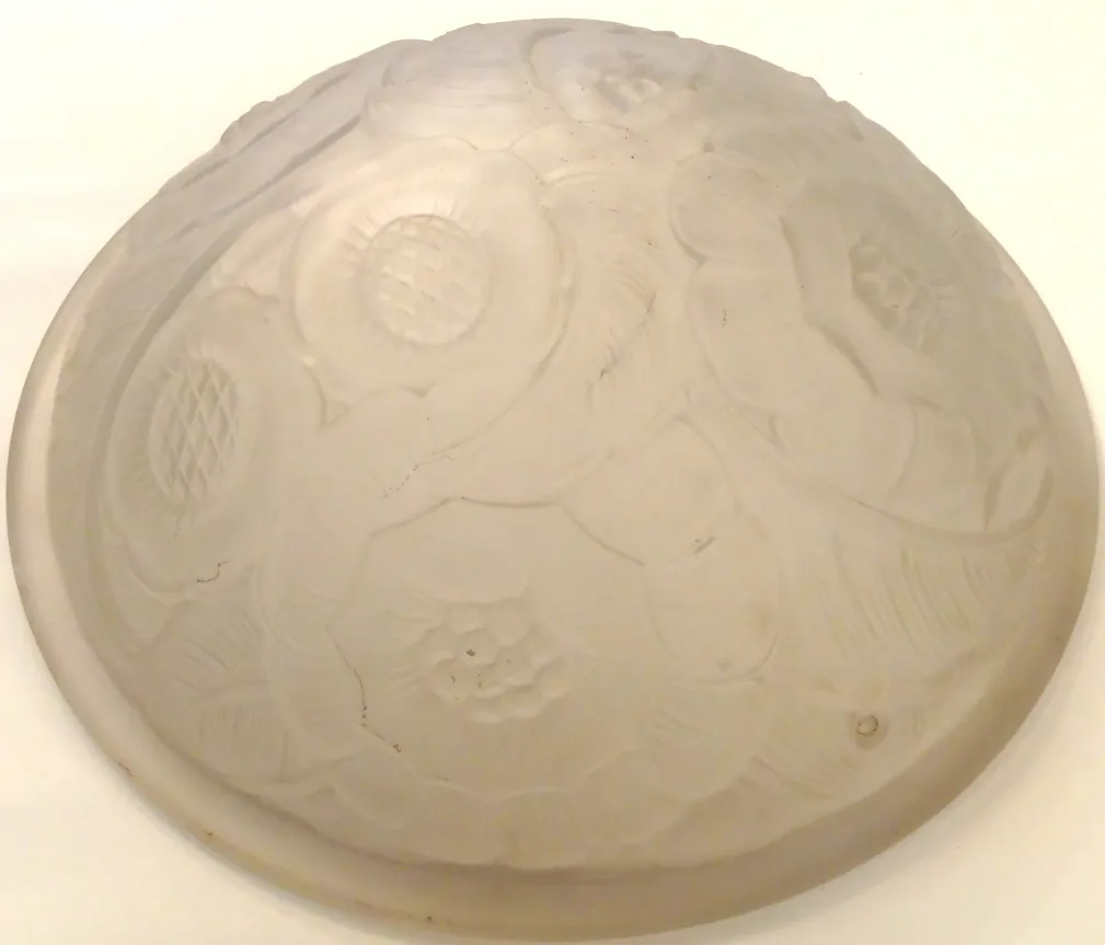 plafonnier ancien avec gravures florales, style élégant