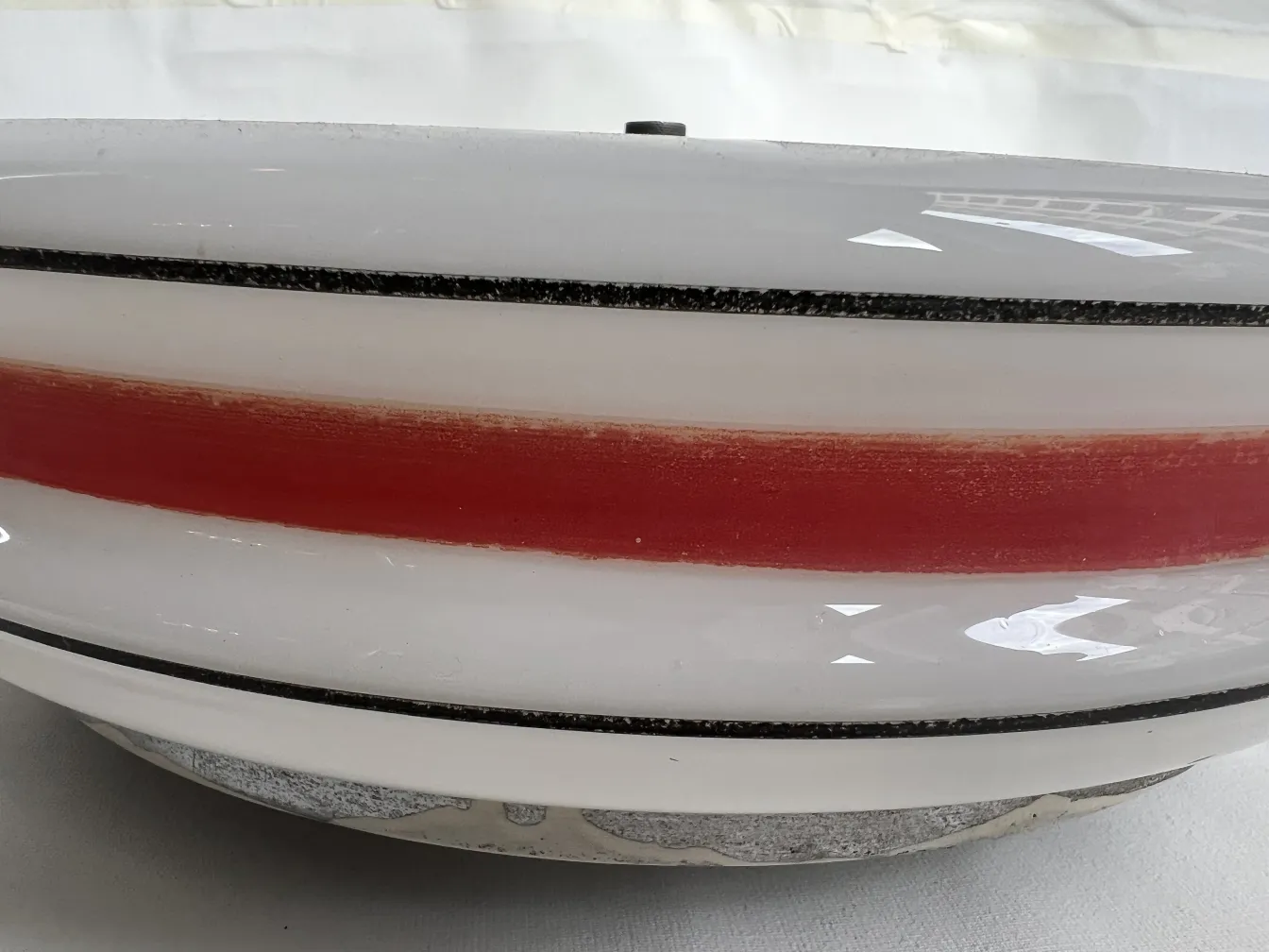 plafoniera antica, bianca con striscia rossa, decorazione semplice