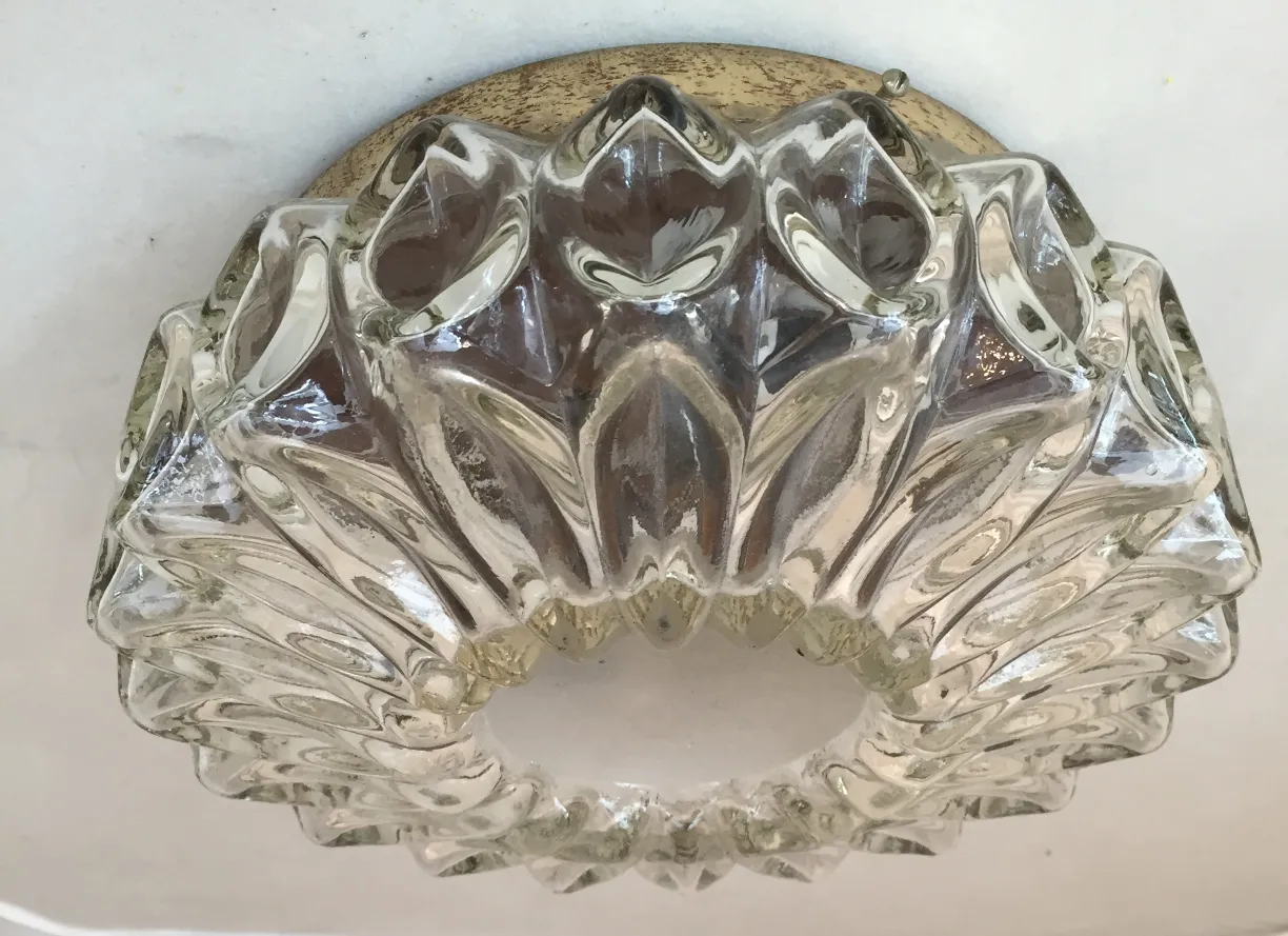 plafonnier ancien avec un design décoratif unique