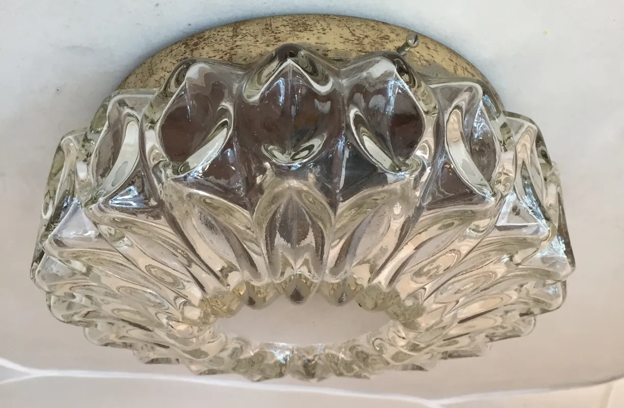 plafon antiguo con diseño decorativo en forma de flor