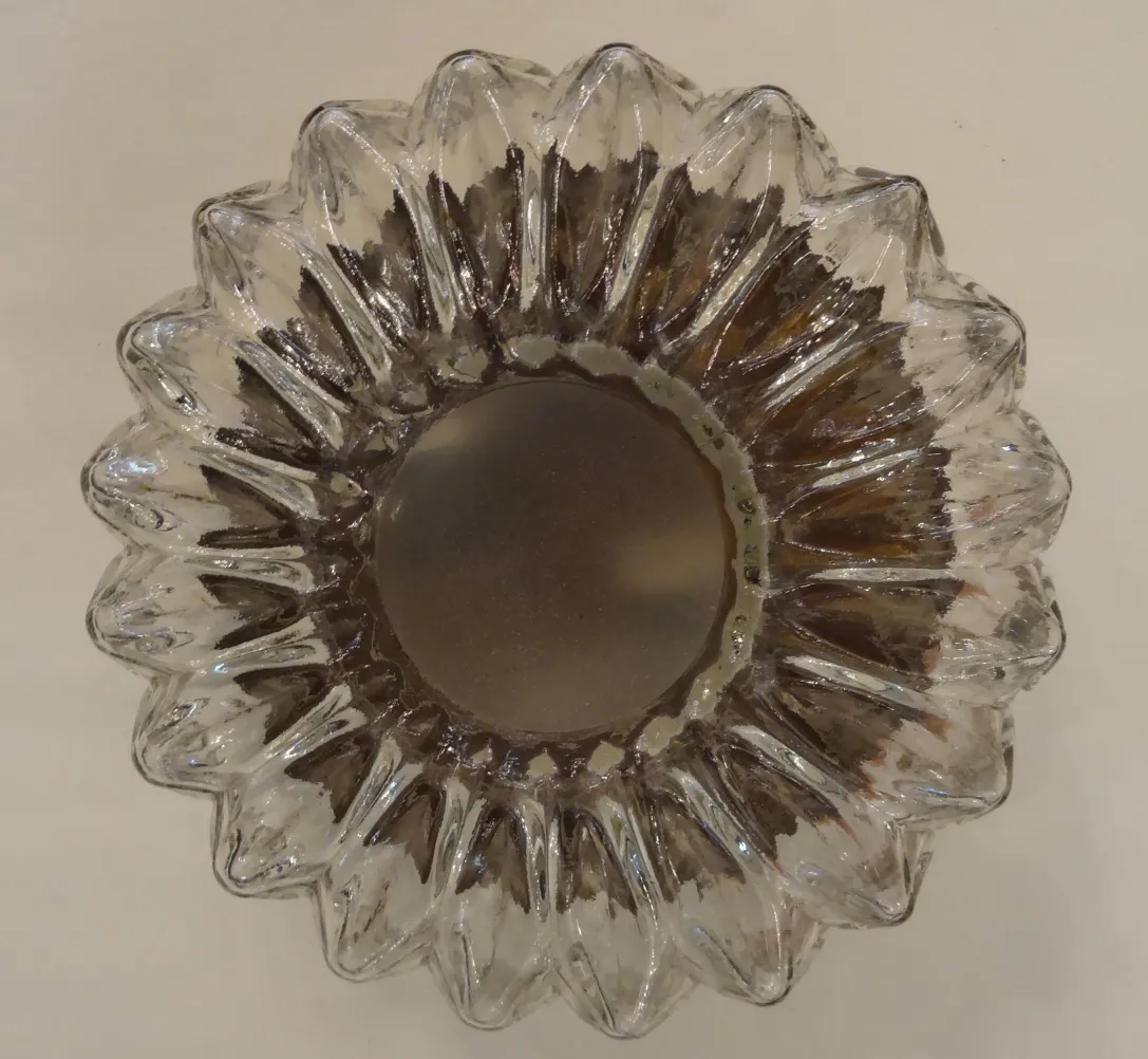 plafon antiguo con detalles en cristal, forma floral