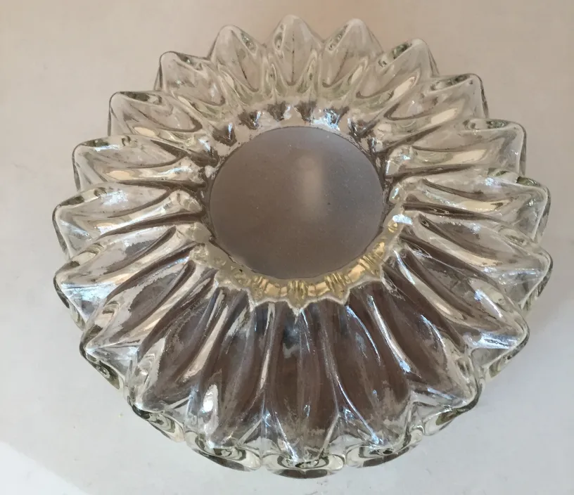 plafonnier ancien en cristal avec forme ondulée et détails