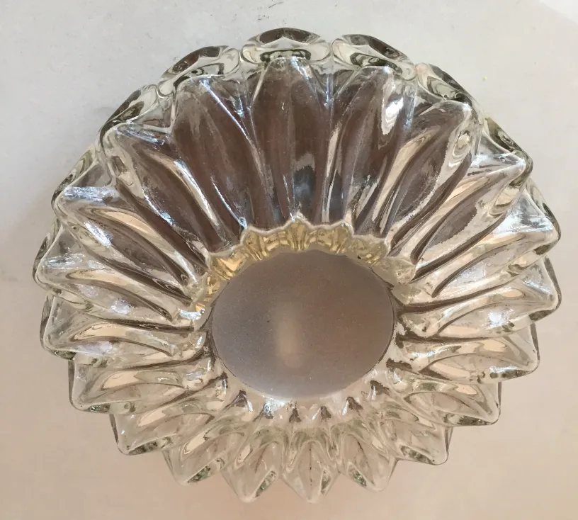 plafon antiguo con detalles decorativos y diseño estilizado