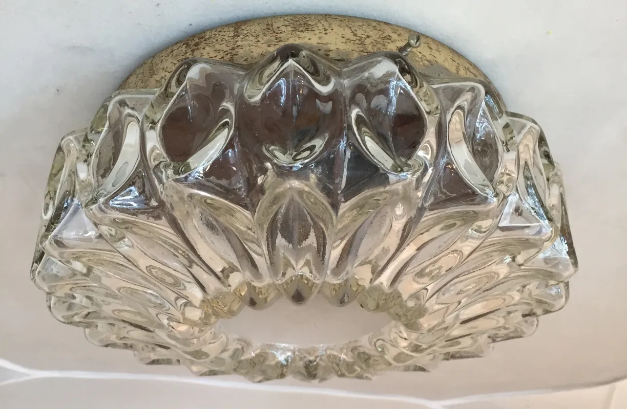 エレガントで詳細なデザインのアンティークシーリングライト