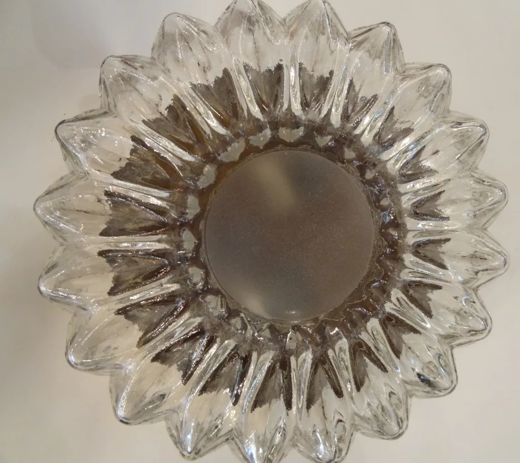 Plafón antiguo con diseño decorativo en forma de flor