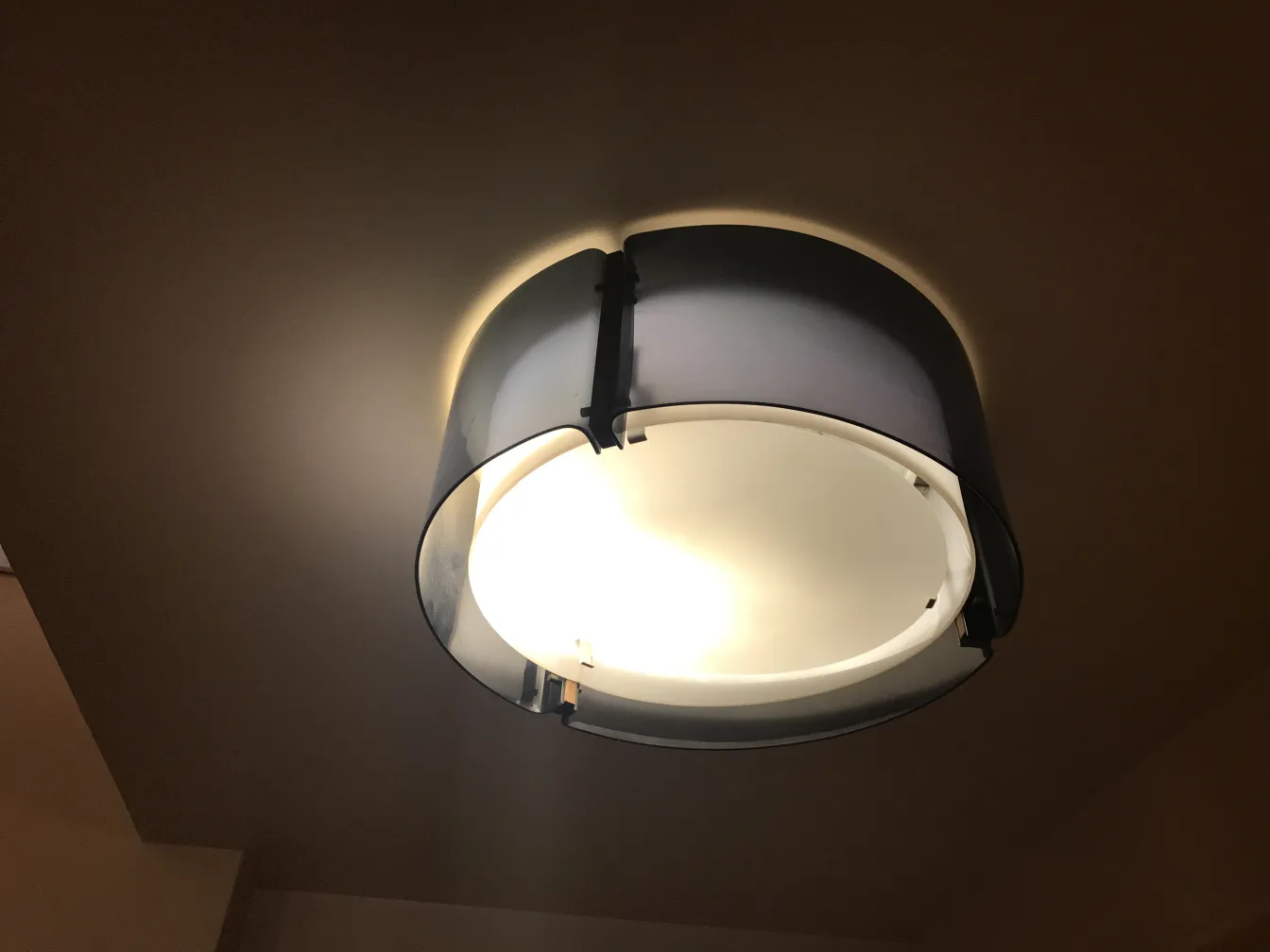 plafon de antigüedad que ilumina el ambiente del techo