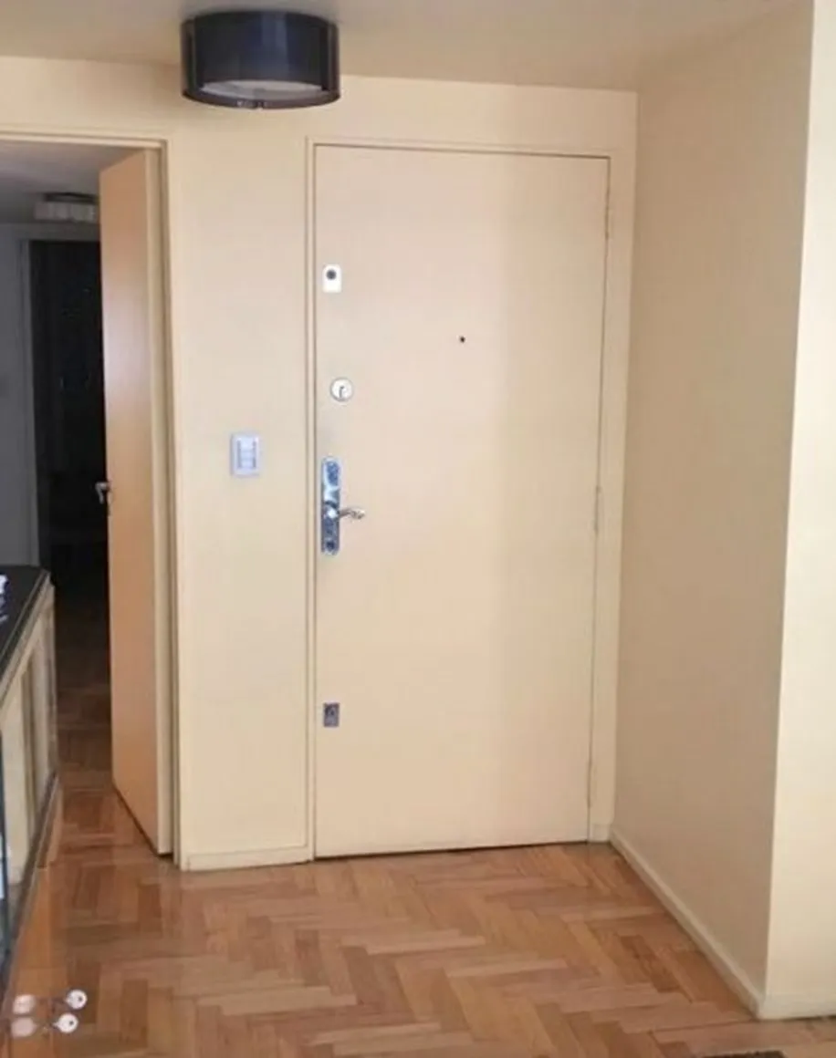 plafoniera antica nell'ingresso con porta chiara