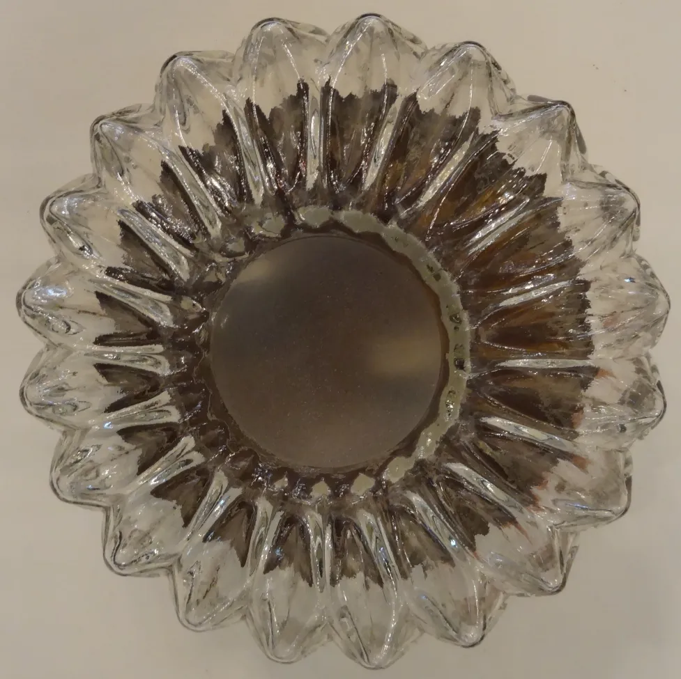 plafon antigo em forma de flor com detalhes atraentes