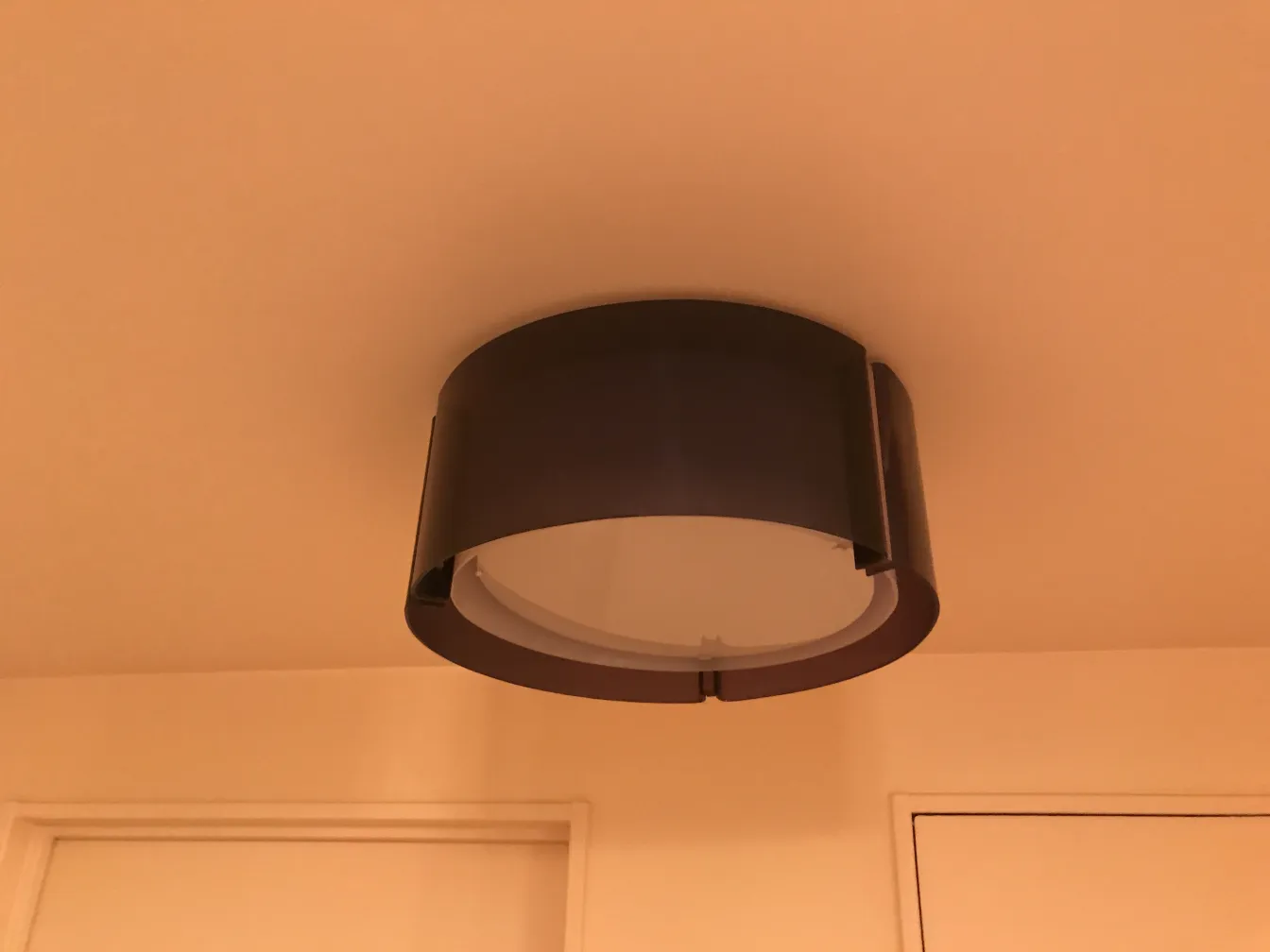 plafonnier ancien au plafond d'une pièce avec contour décoratif