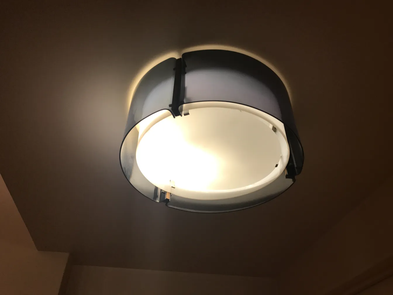 plafoniera rotonda antica con luce soffusa, ambiente elegante