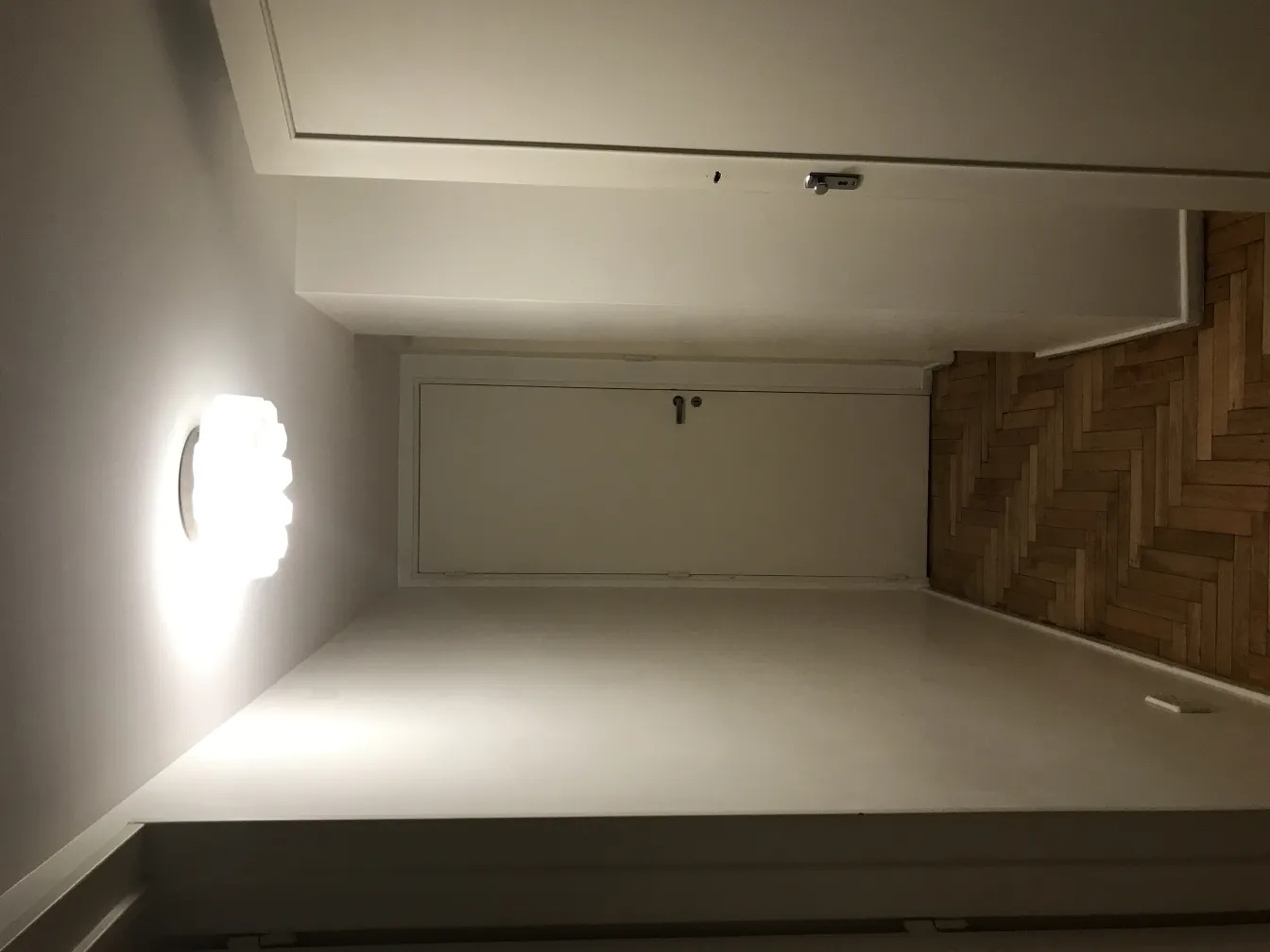 Plafoniera antica illumina uno spazio neutro