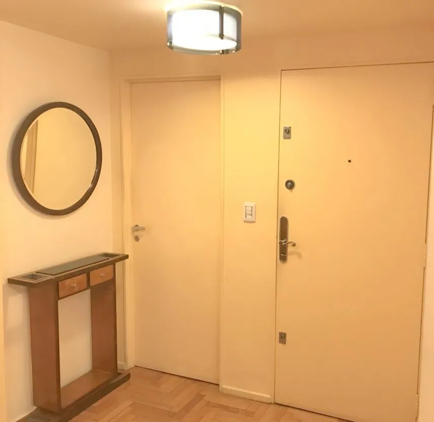 luz de teto antiga com brilho quente, em ambiente interno