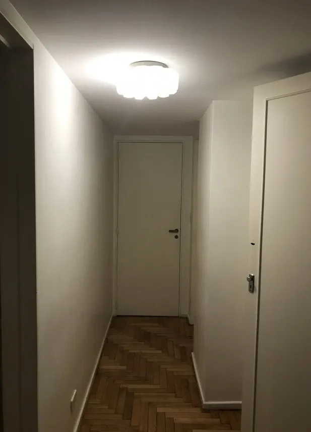 plafonnier ancien dans un couloir éclairé