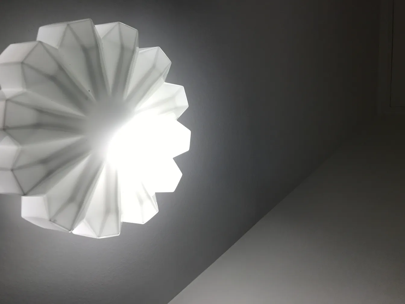 plafon antigo iluminando um ambiente com design decorativo