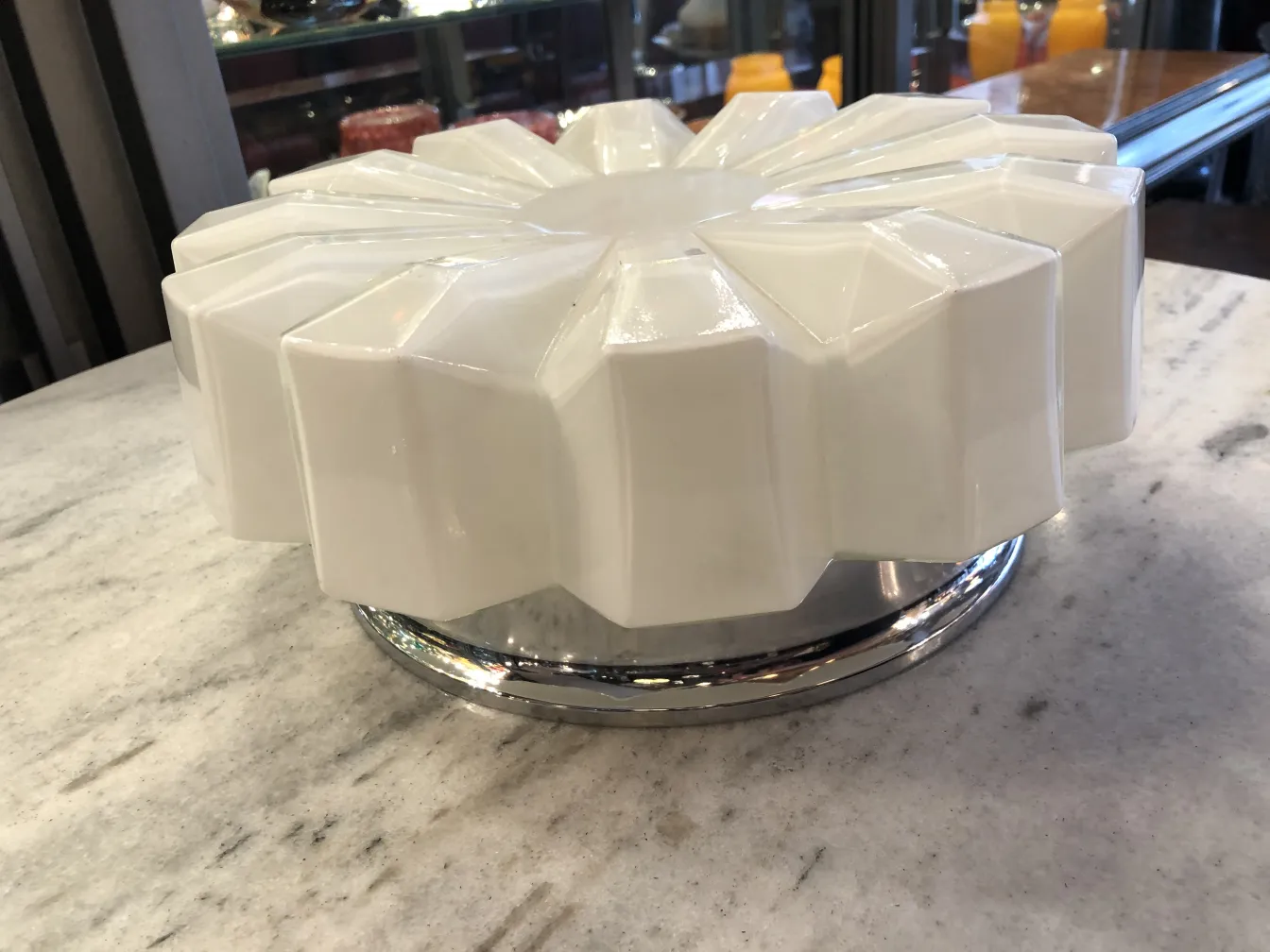 Plafoniera antica con design angolare in ambiente elegante