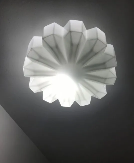 alte deckenleuchte mit aufwändigem design, helles zentrales licht