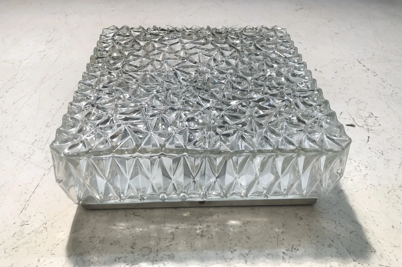 plafonnier ancien avec design en verre