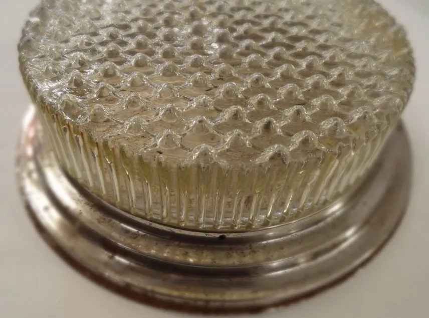 plafoniera antica con texture decorative