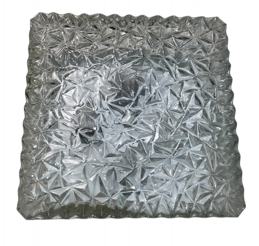 Plafón antiguo con diseño de cristal, apariencia brillante y decorativa.