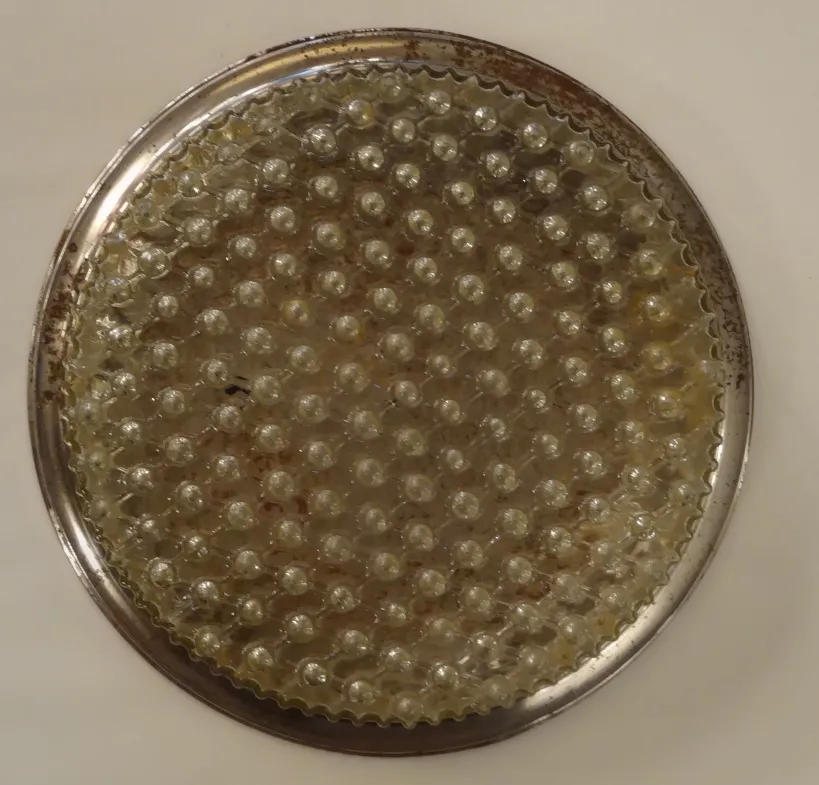 alte Deckenleuchte mit kugelförmigem Design und metallischer Oberfläche