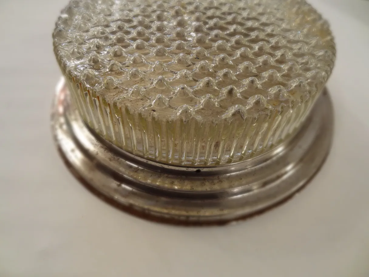 antike Deckenleuchte mit strukturiertem Glasdesign und glänzendem Sockel in eleganter Umgebung