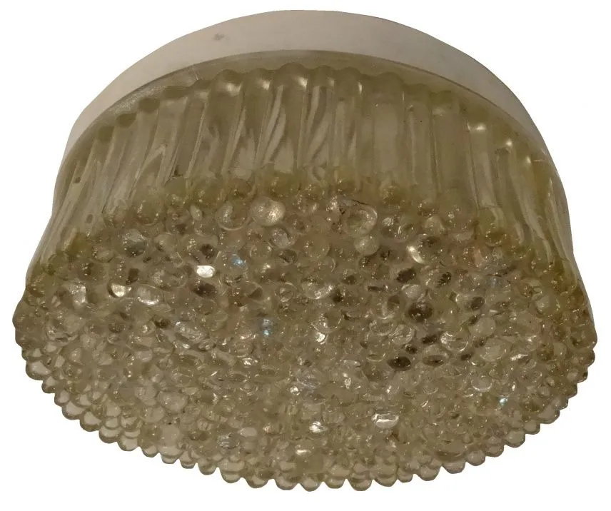 plafonnier ancien de forme ronde avec détails décoratifs