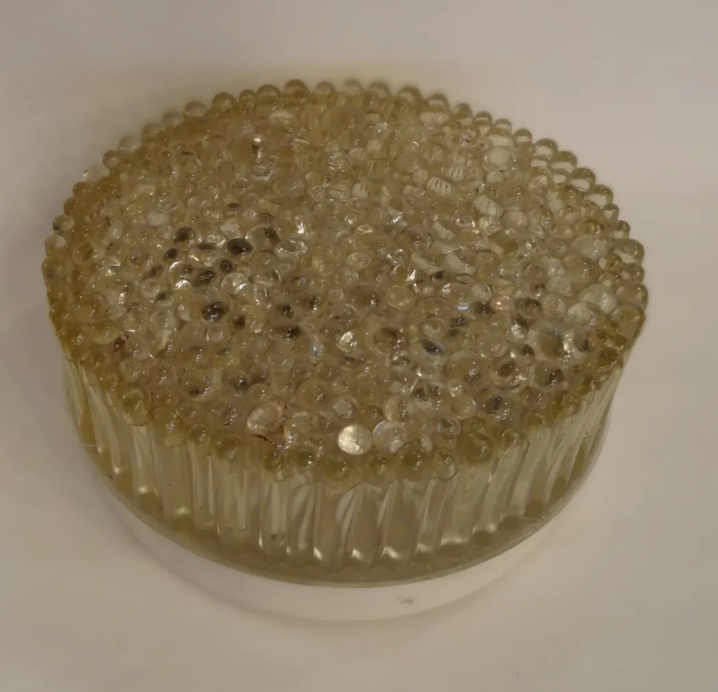 plafoniera antica con design brillante e arrotondato