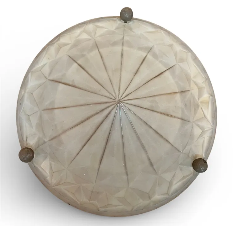 Plafoniera antica con design decorativo, illuminazione soffusa.