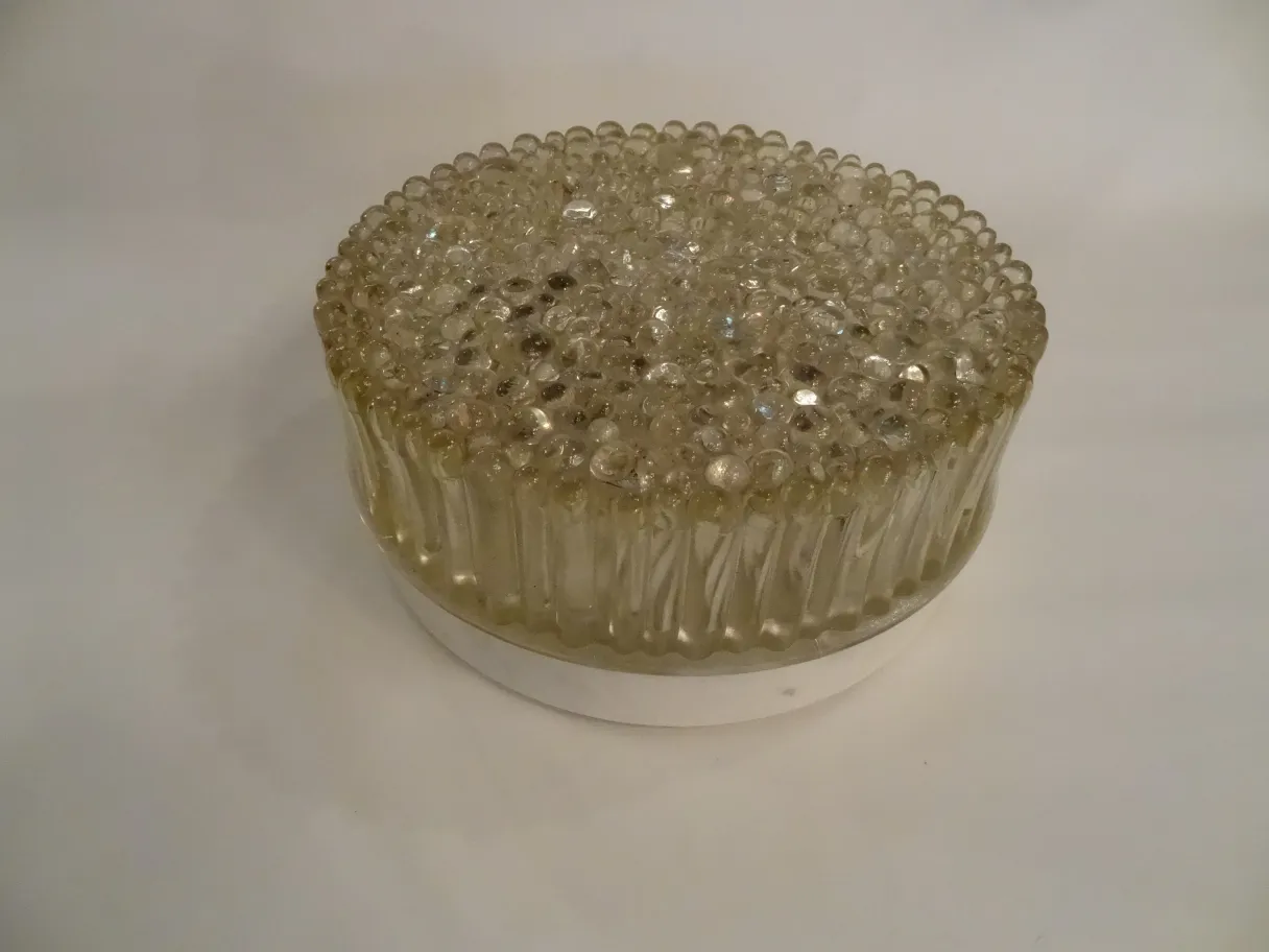 Plafón antiguo con diseño decorativo y detalles brillantes