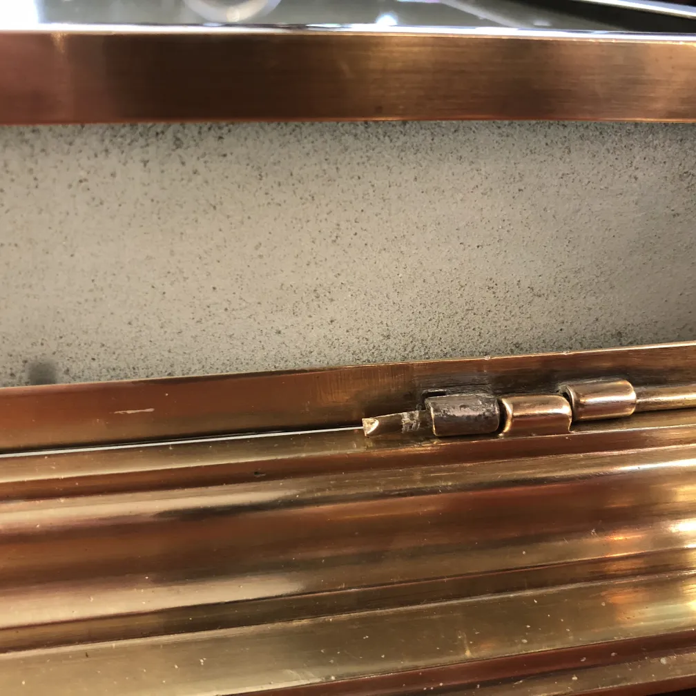 दो प्राचीन छत की रोशनी जिसमें अद्वितीय डिज़ाइन है