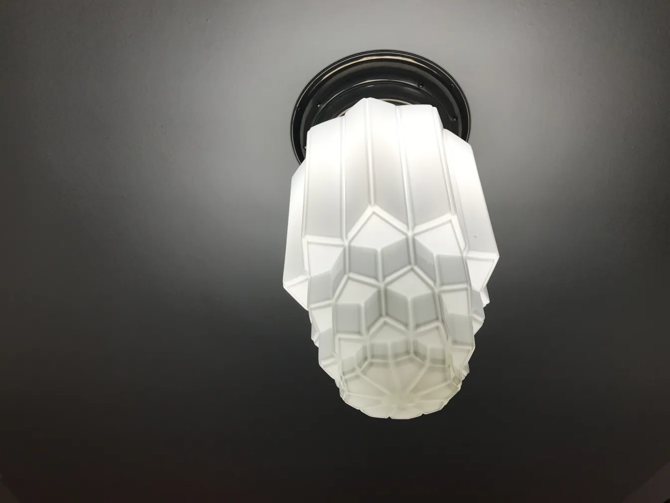 2 luzes de teto antigas com formato arredondado e iluminação elegante