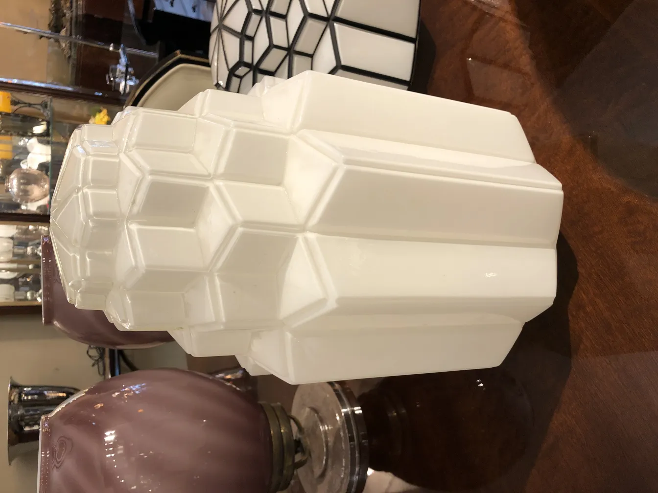 Zwei antike Deckenleuchten mit geometrischem Design und dekorativem Hintergrund