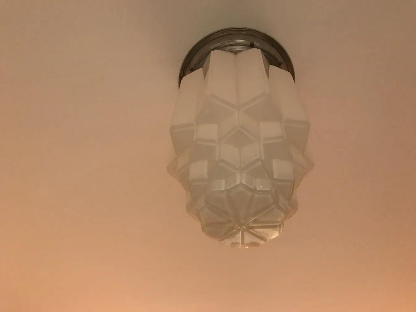 प्राचीन छत की रोशनी के साथ विशिष्ट ज्यामितीय पैटर्न।