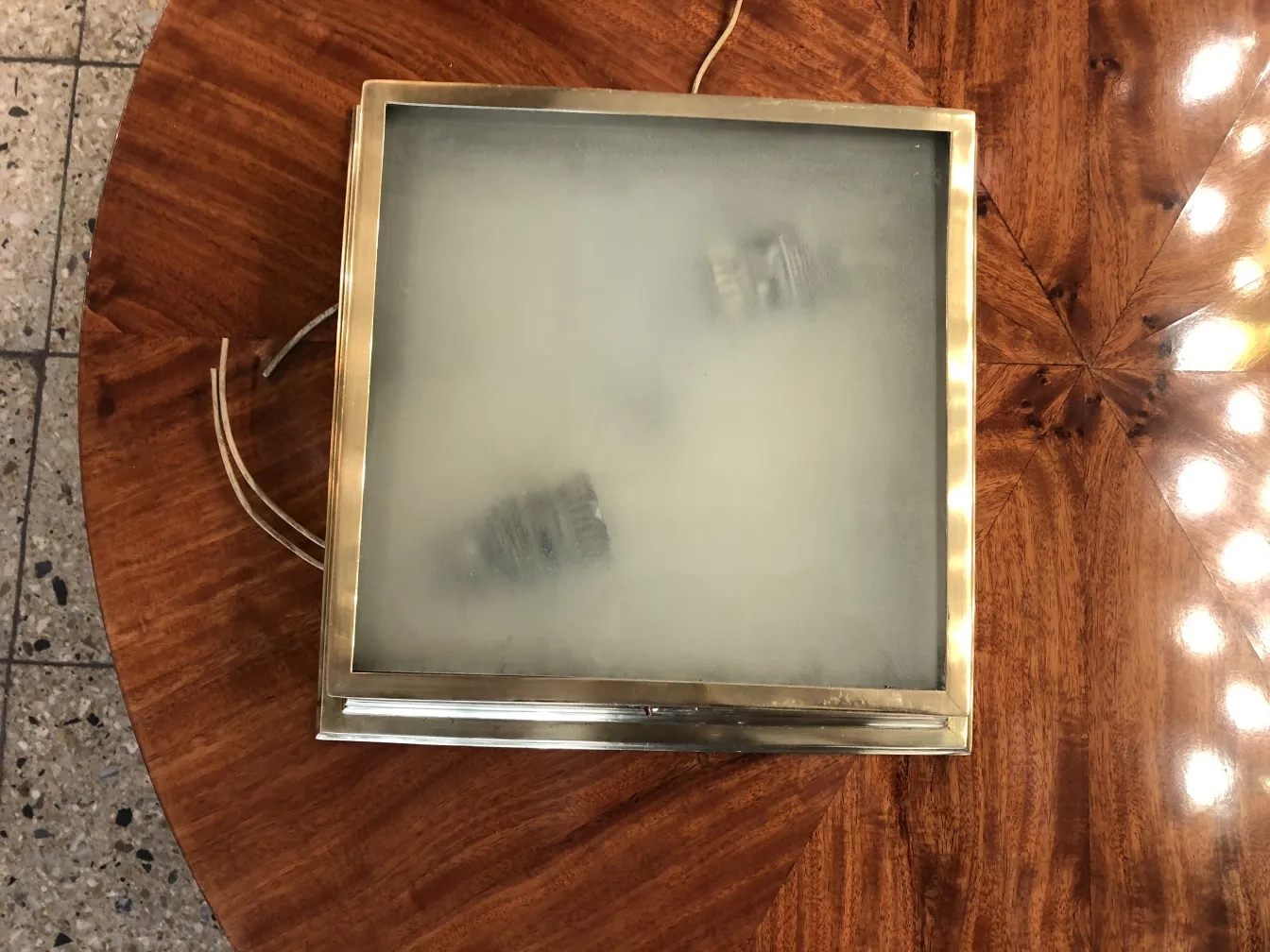 Duas luzes de teto antigas com iluminação suave em um ambiente acolhedor