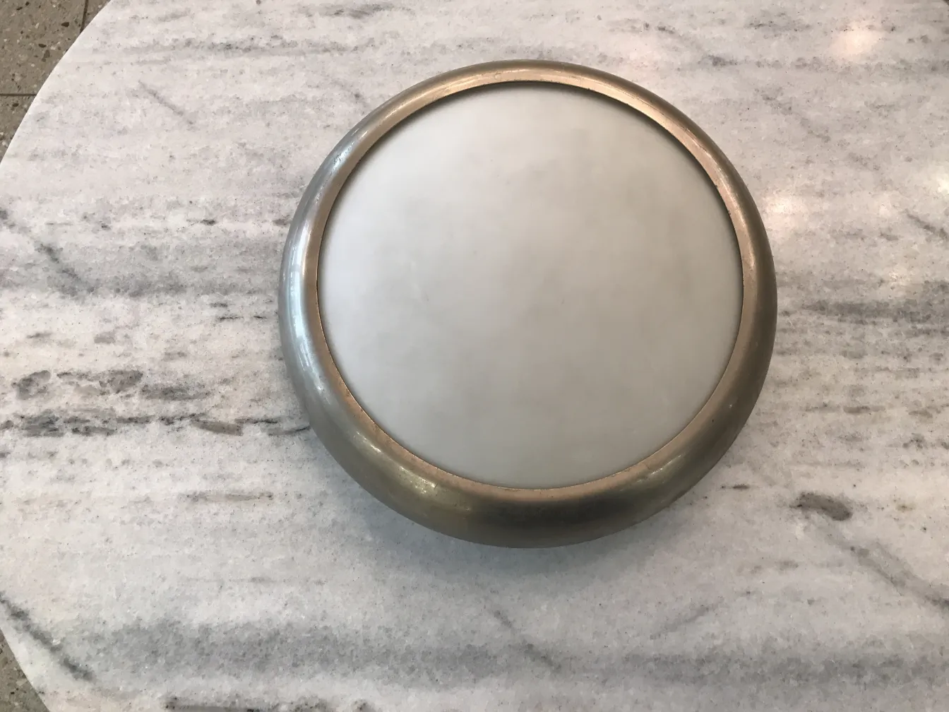 dos plafones ligeros y redondos con borde antiguo