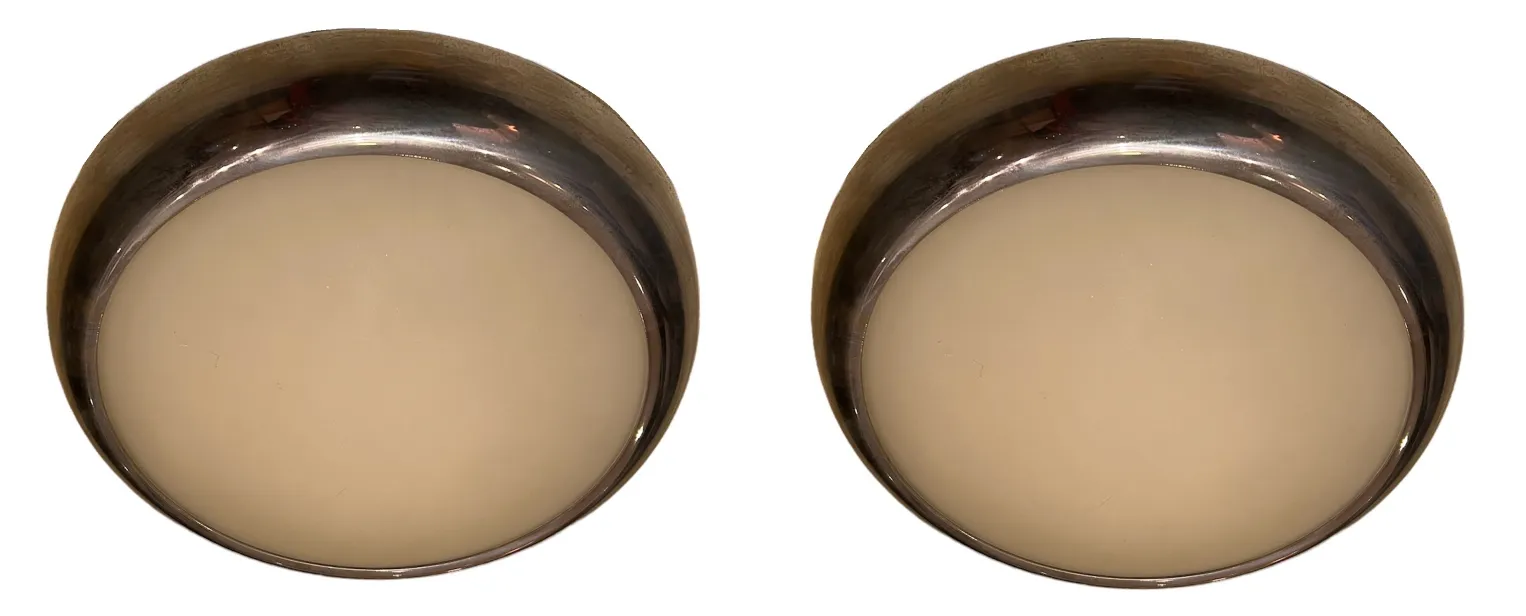 Due plafoniere antiche che illuminano uno spazio