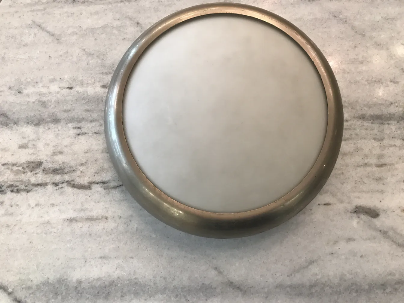 Deux plafonniers anciens ronds avec lumière diffuse dans un cadre élégant