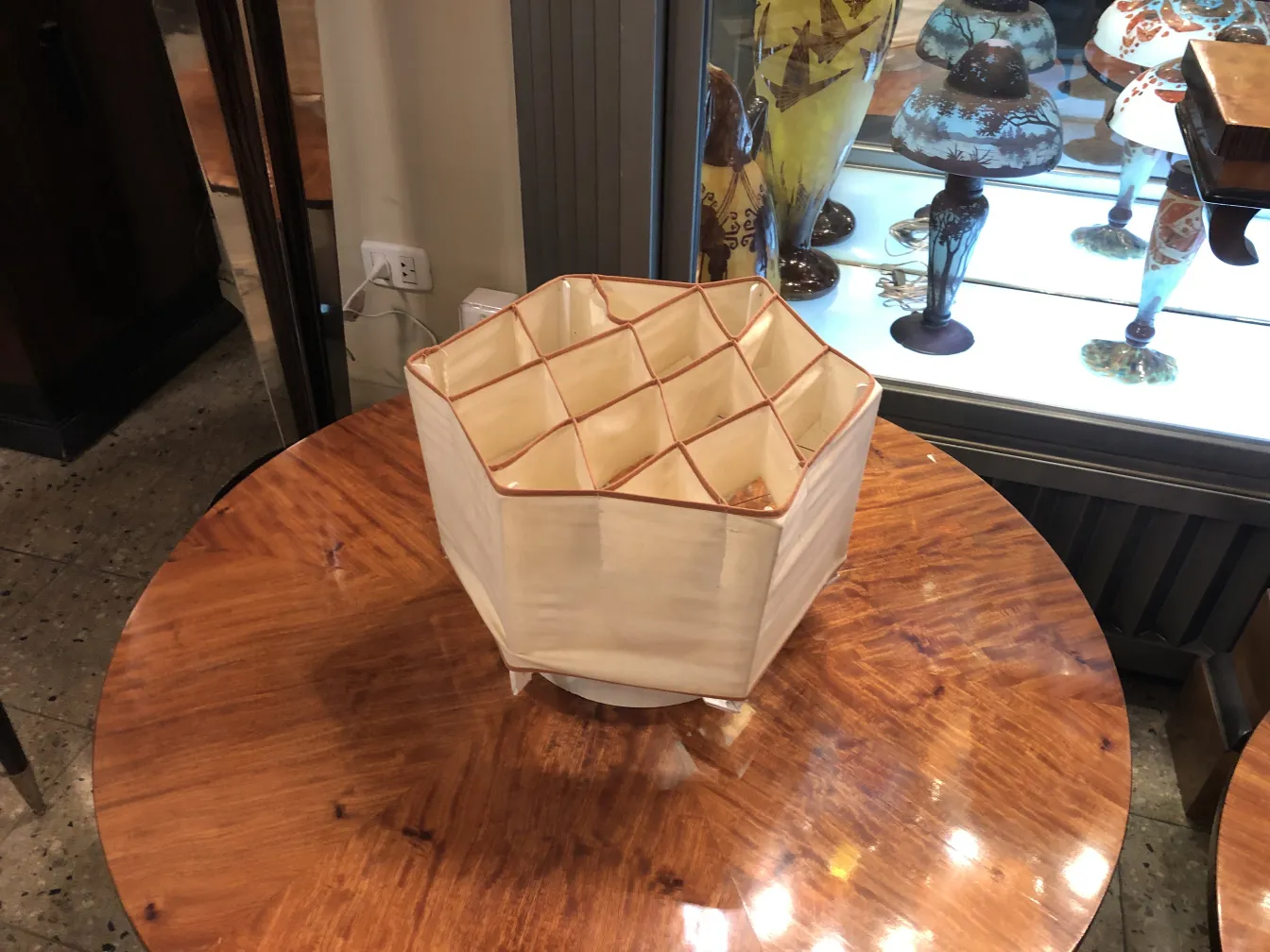 dos plafones antiguos con diseño hexagonal, luz suave